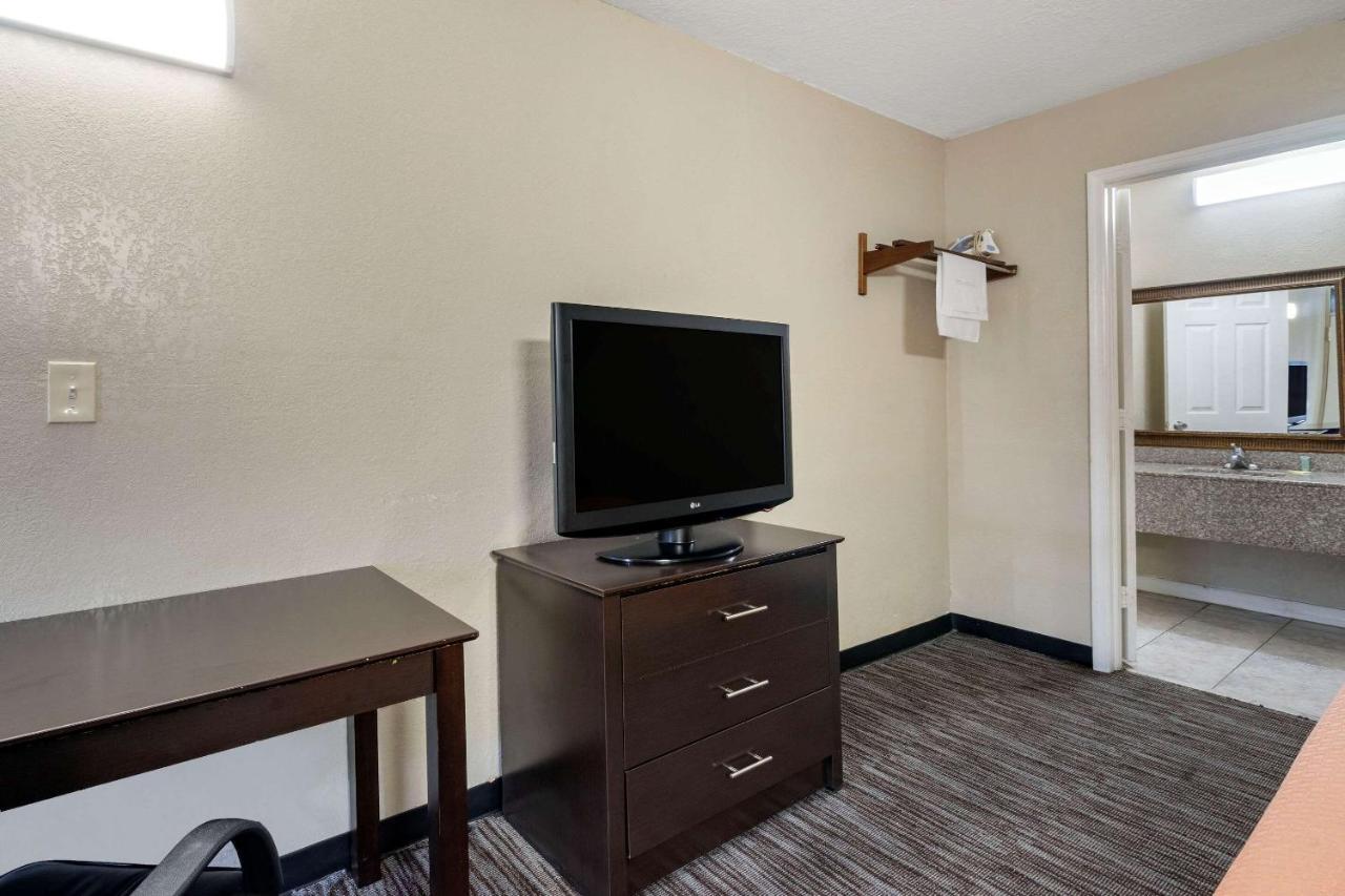 Rodeway Inn Clearwater-Largo Екстериор снимка