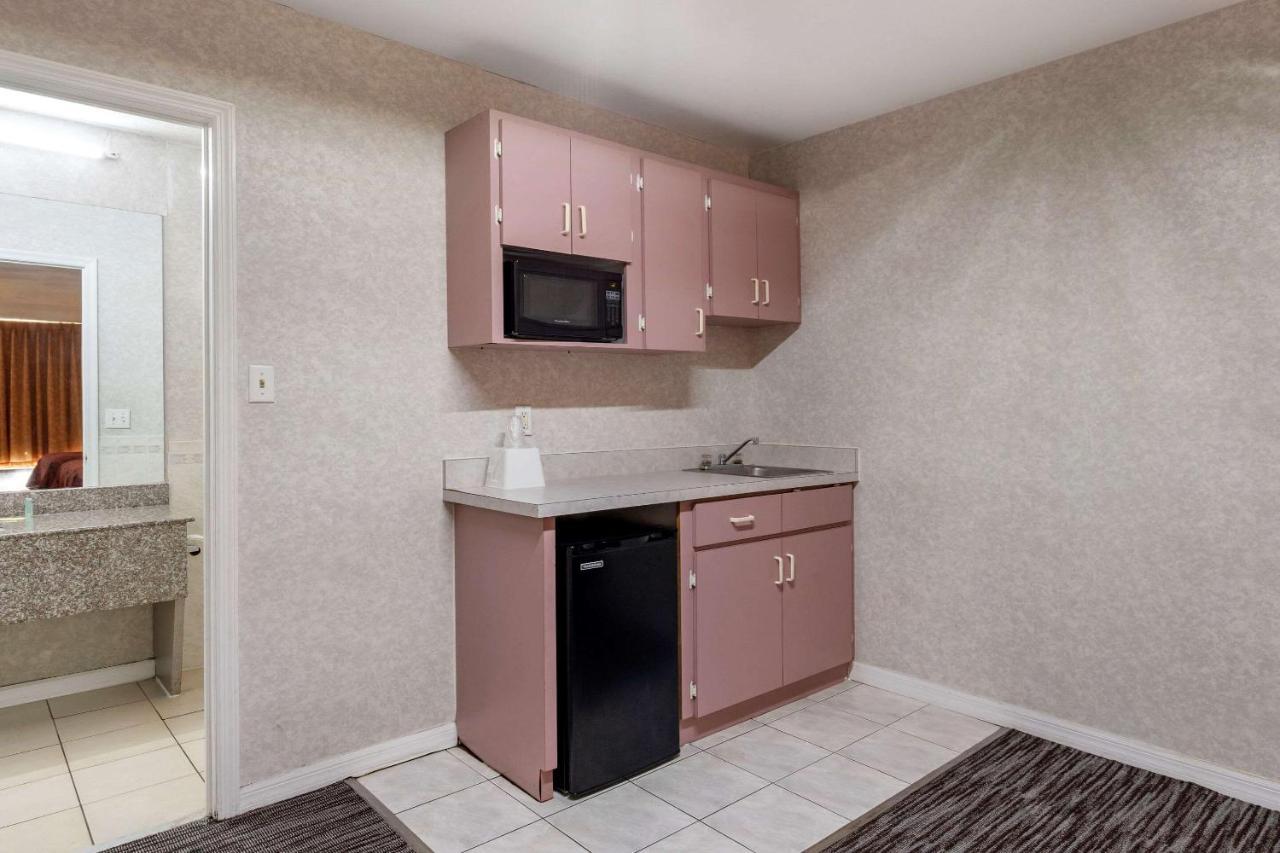 Rodeway Inn Clearwater-Largo Екстериор снимка
